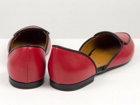 Туфлі човники на низькому ходу з натуральної шкіри червоного кольору.